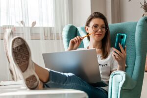 スマートホンを眺める女性の画像