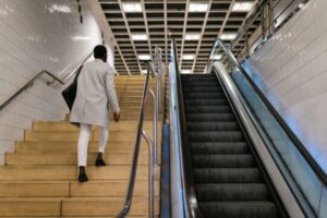 階段を歩く人の画像