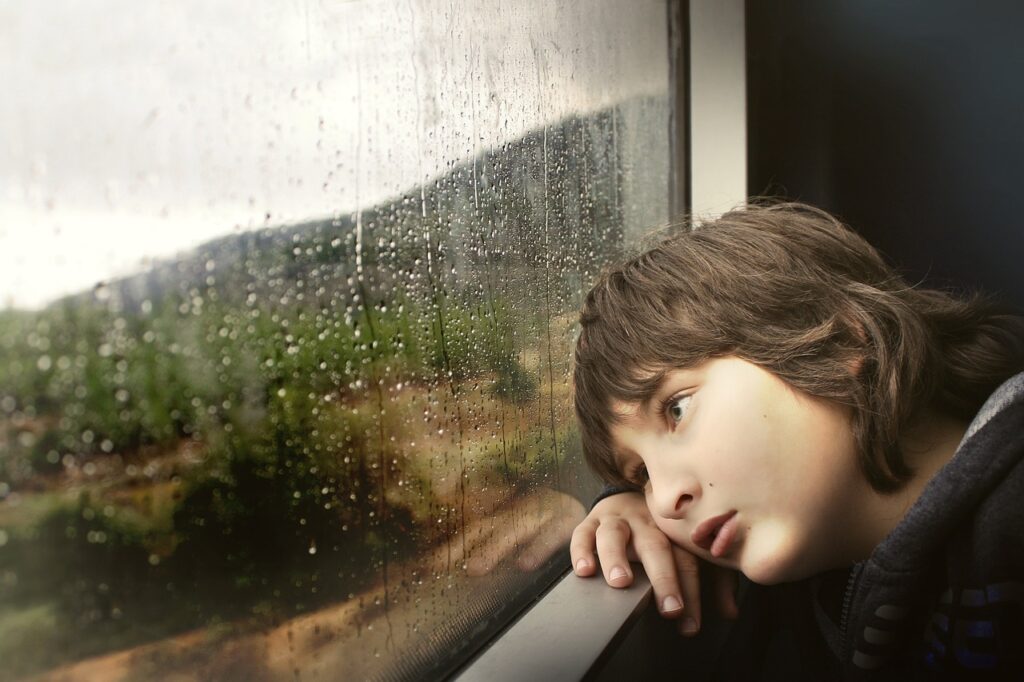 つまらない顔の少年