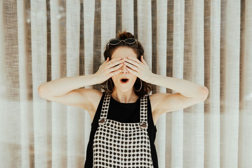 ショックを受ける女性の写真