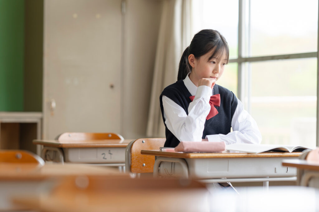 悩む思春期の子どもの写真