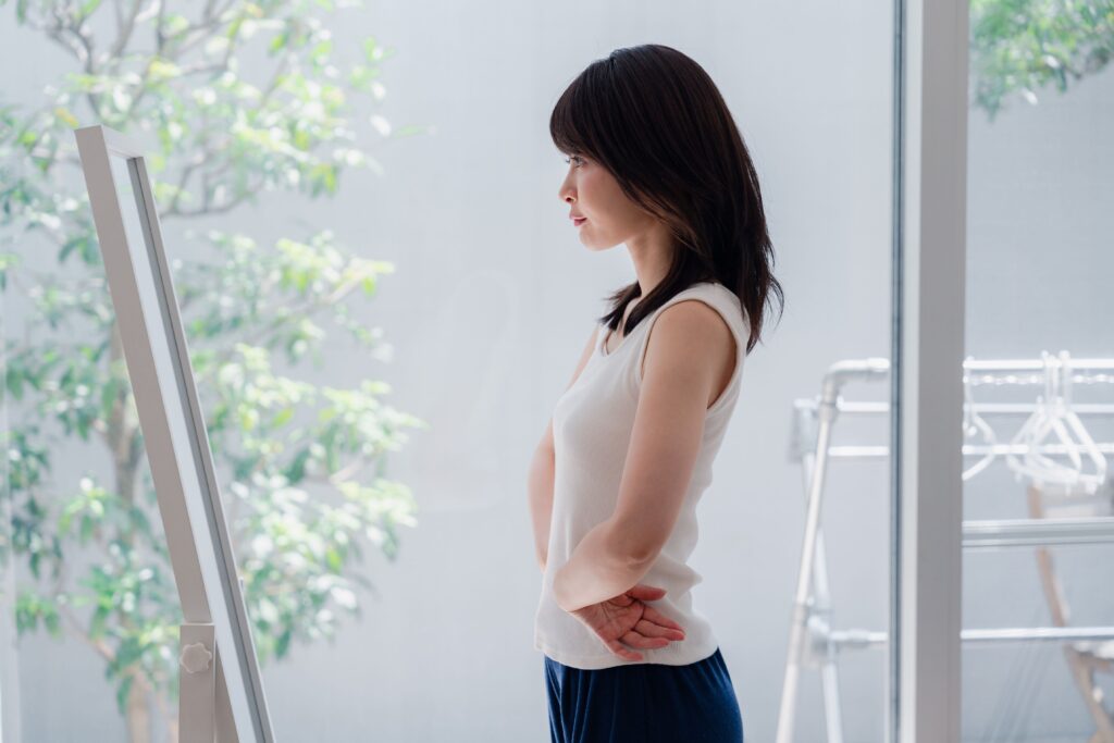 鏡を見つめる女性