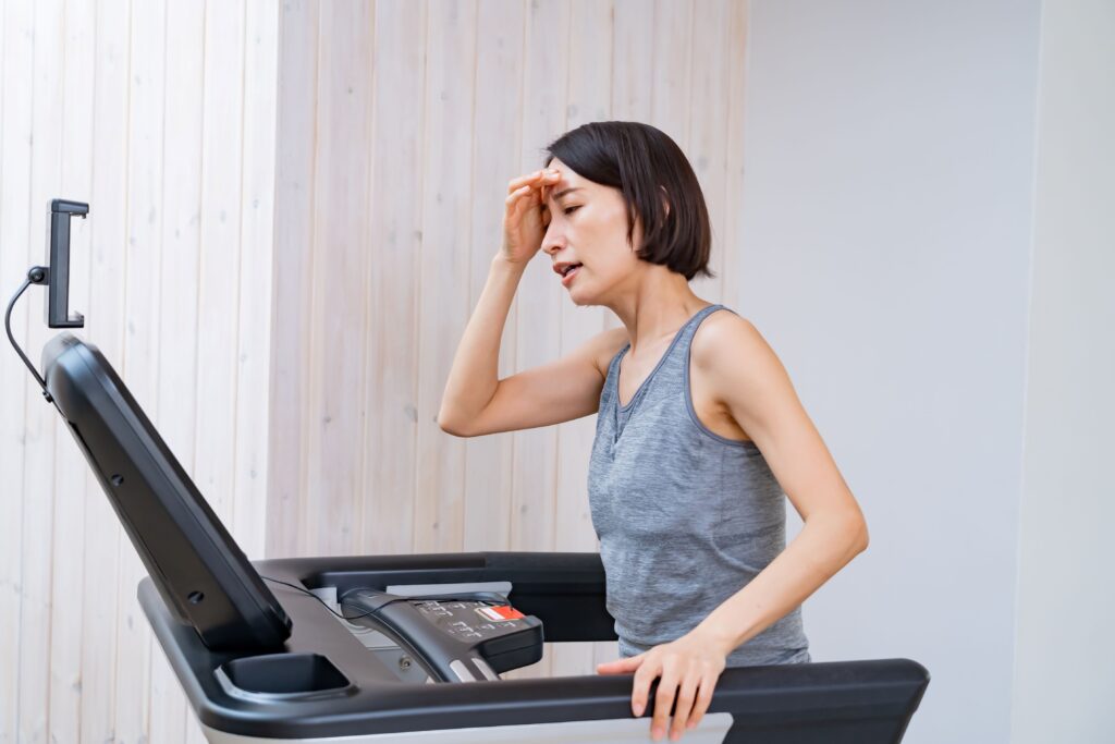 運動に疲れた女性の写真