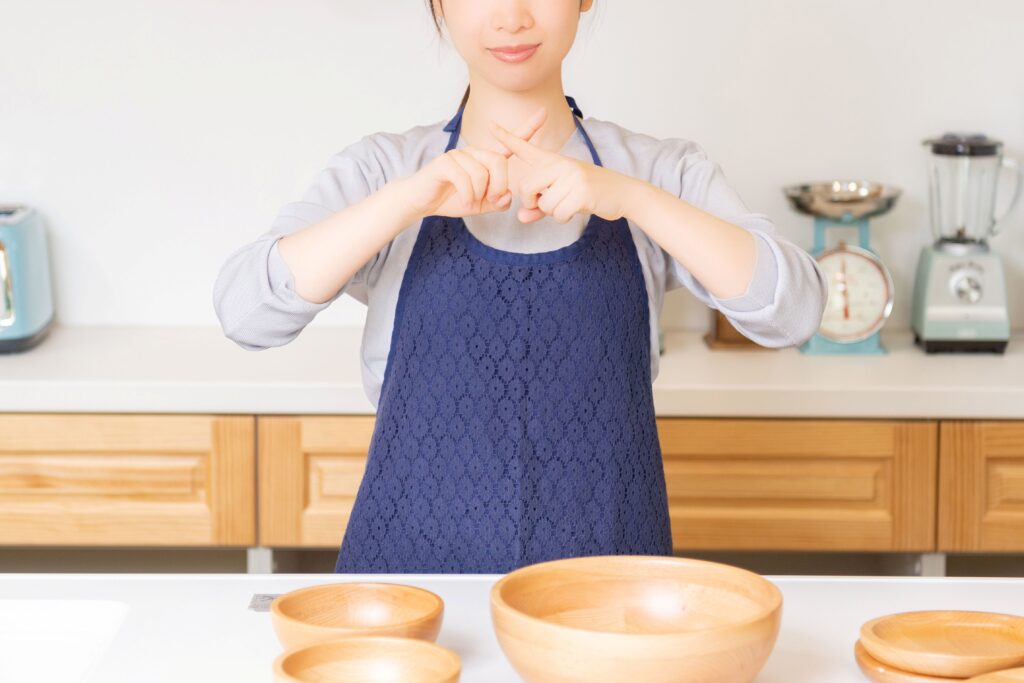 バツを出す女性の写真