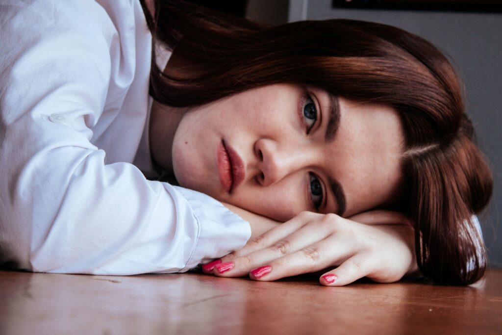 つまらなさそうな女性の写真