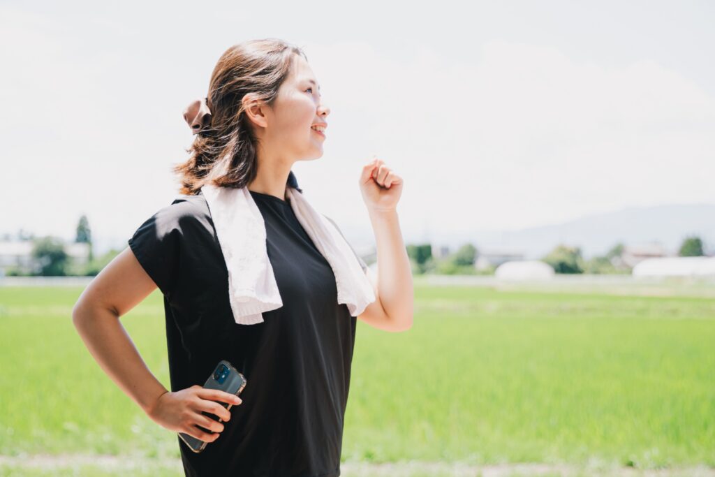 ウォーキングする女性の写真